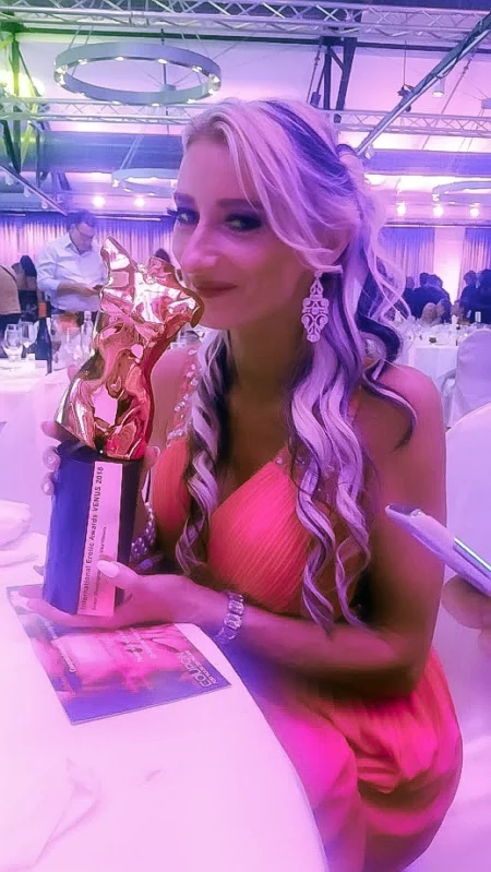 Vika Viktoria auf der Venus Messe 2018 in Berlin mit ihrem Award als Bester Shootingstar.