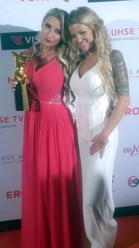 Nahaufnahme des Venus Awards 2018, gewonnen von Vika Viktoria in Berlin.