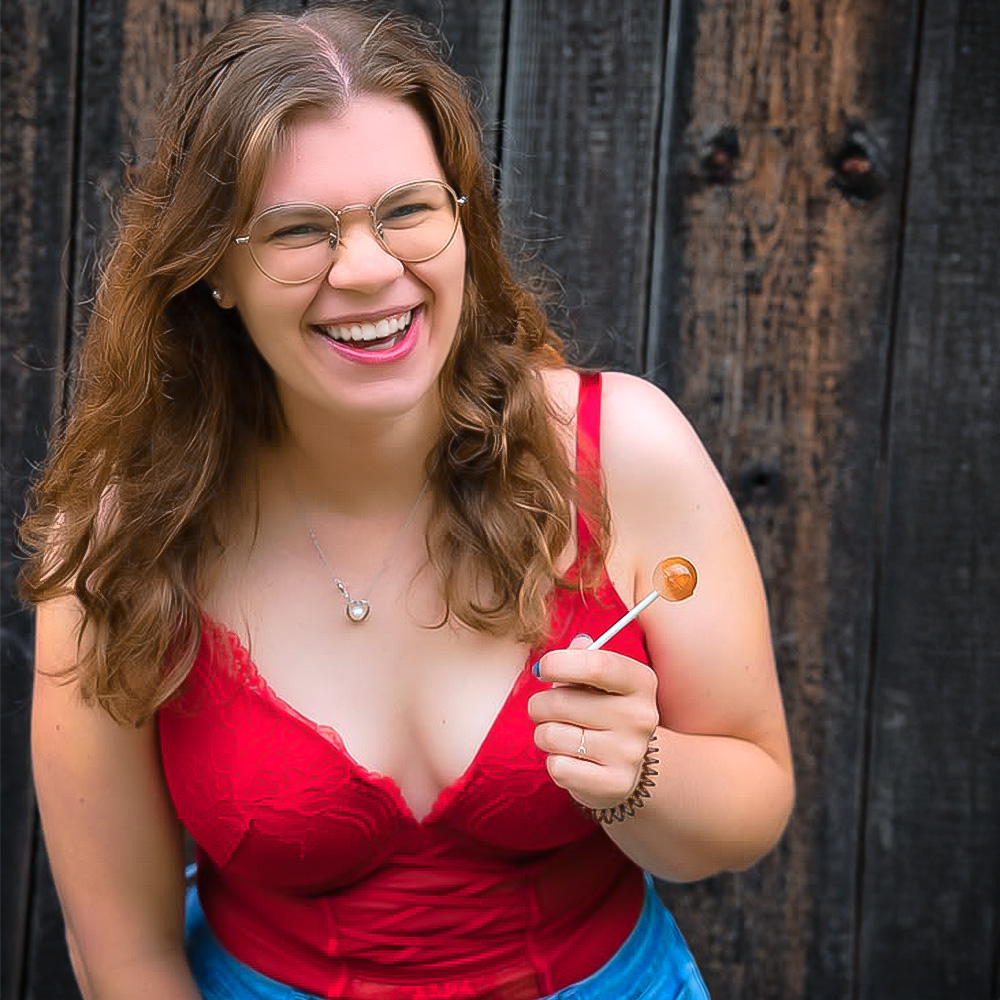 Lina Love – Curvy Model & Creatorin bei VikaModels auf Visit-X