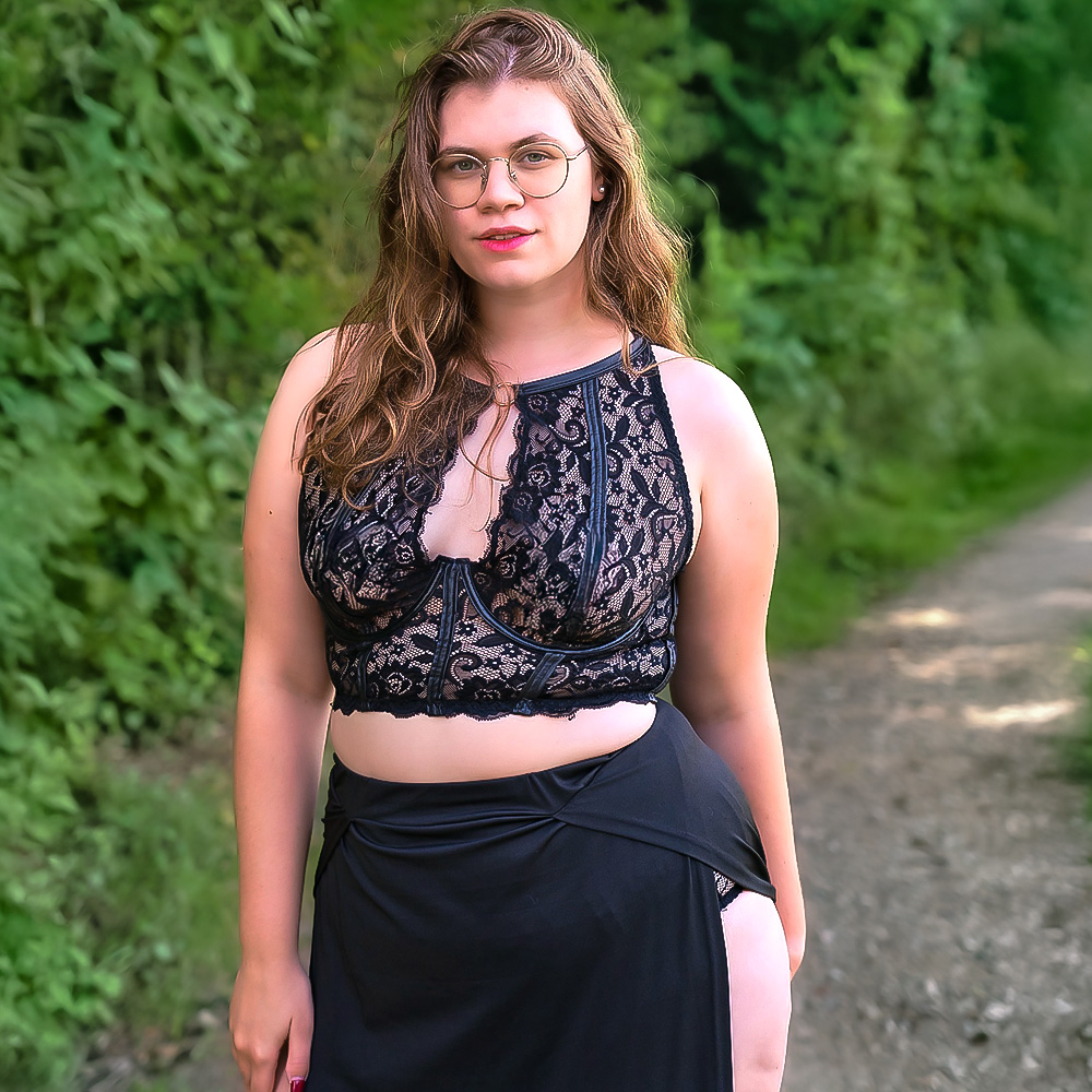 Lina Love – erotisches Vikamodel mit verführerischem Lächeln und sinnlicher Ausstrahlung