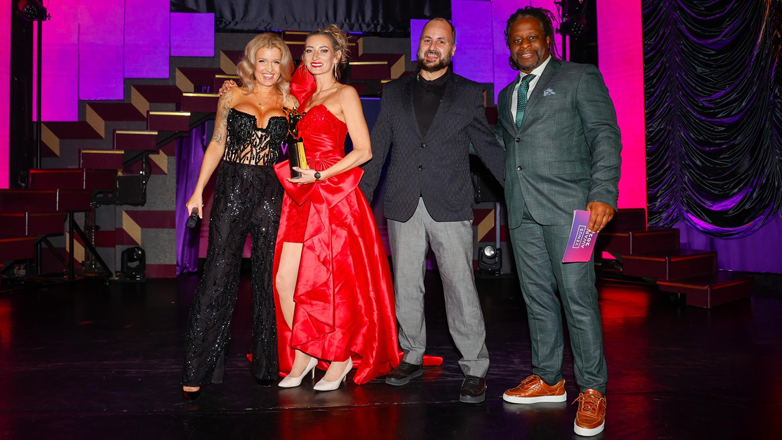 Preisverleihung auf der Venus Messe 2024 mit Teilnehmern auf der Bühne.