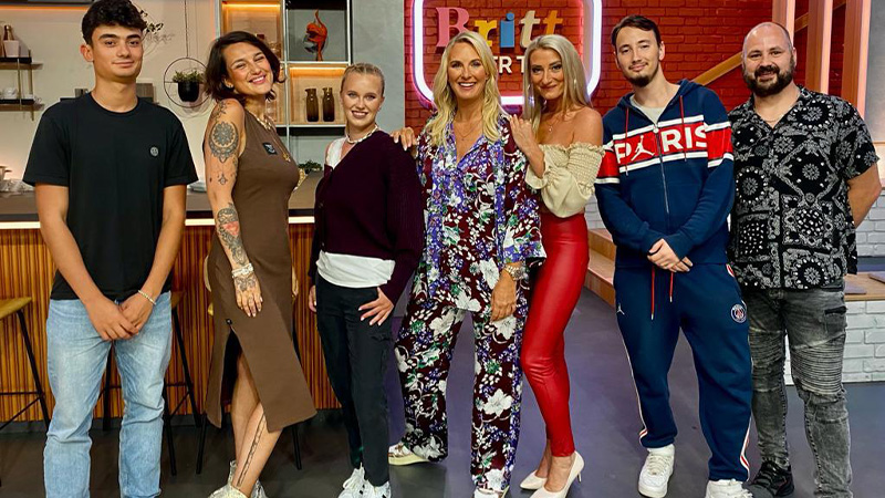 Vika Viktoria mit Familie bei Britt Der Talk auf SAT.1