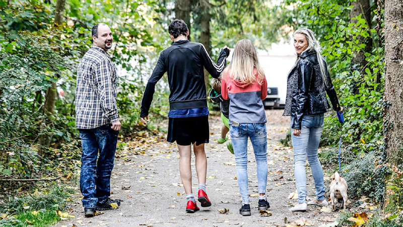 Vika Viktoria und Familie beim Spaziergang – BILD