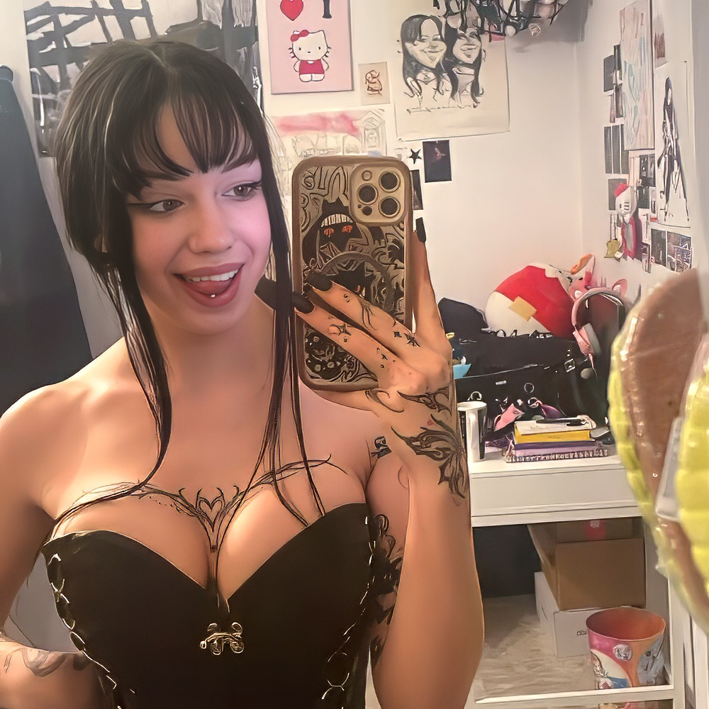 Cassandra Clasen – introvertierte Creatorin & natürliche Persönlichkeit bei VikaModels