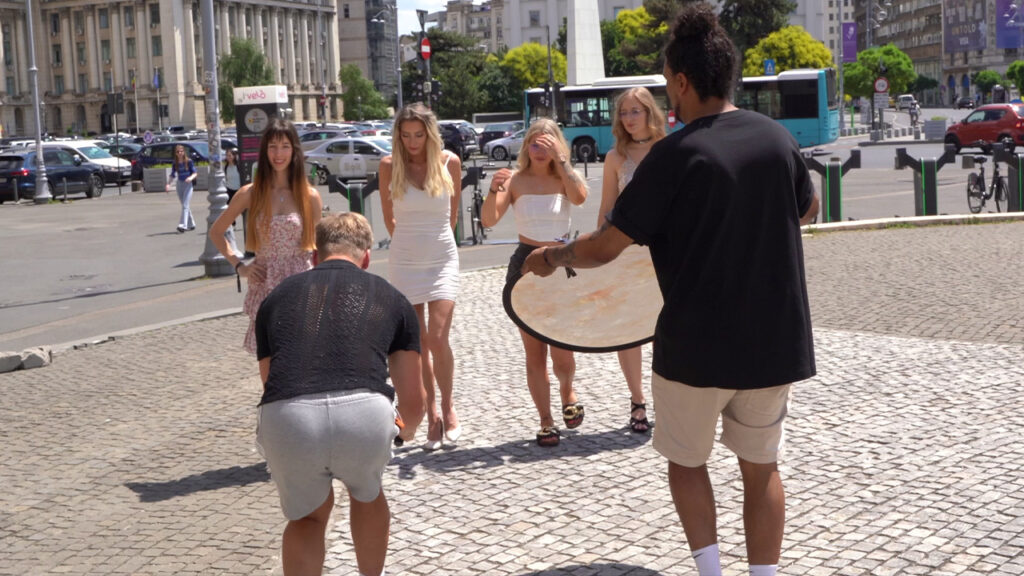 Vikamodels Models beim Outdoor Fotoshooting in der Bukarester Innenstadt während des Bucharest Summit 2024