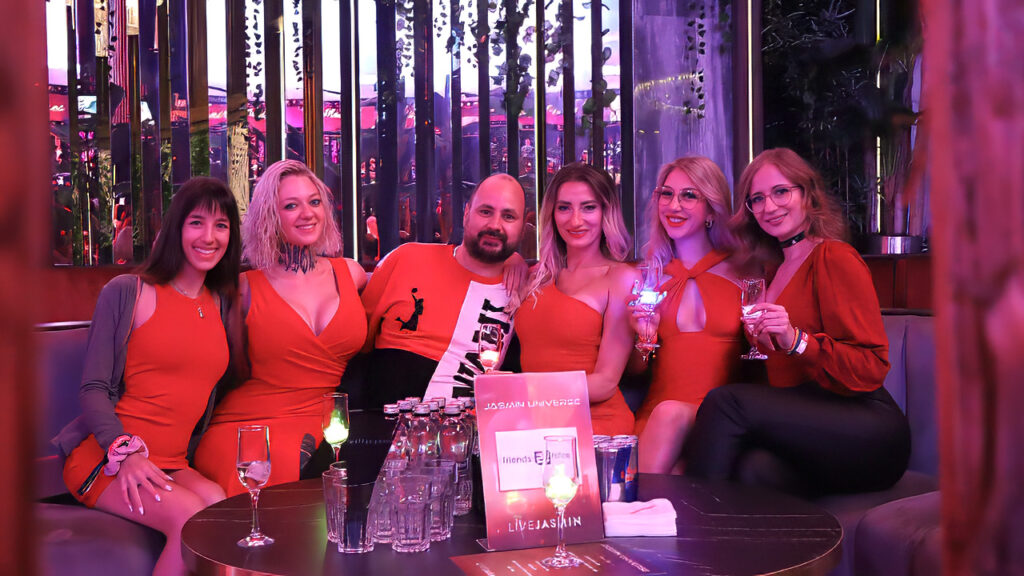 Vikamodels Team auf der LiveJasmin Party des Bucharest Summit 2024 in Rot gekleidet