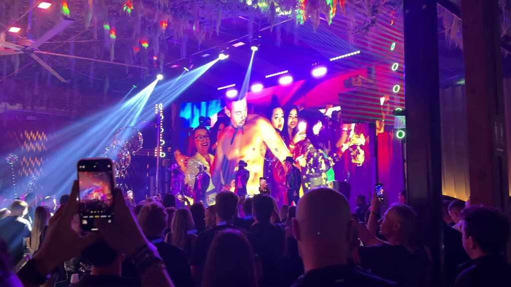 Bühnenshow mit Lichtshow auf der Stripchat Party der Bucharest Summit 2024