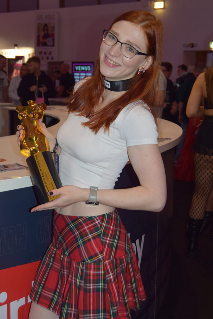 FinaFoxy mit Venus Award 2022 Trophäe auf der Erotikmesse Venus Berlin