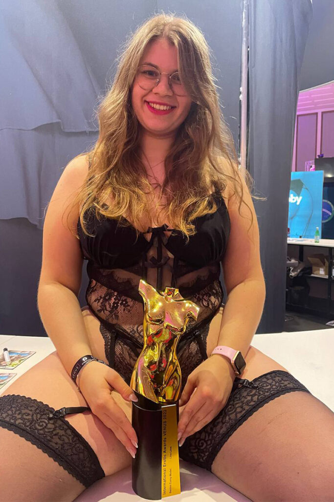 Lina Love mit Venus Award 2022 Trophäe auf der Erotikmesse Venus Berlin