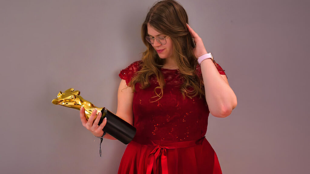 Lina Love mit Venus Award Trophäe bei den Venus Awards 2023 Berlin