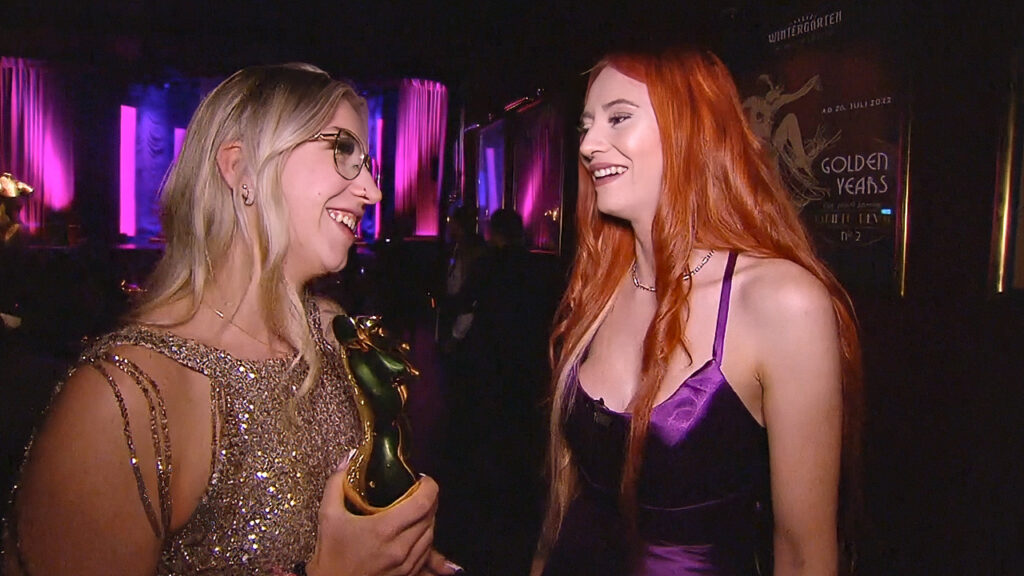Tamy Tation mit Venus Award 2024 Trophäe im Gespräch mit Lisa Haazel bei den Venus Awards 2024 im Wintergarten Varieté Berlin