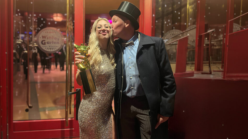 Tamy Tation mit Venus Award 2024 Trophäe und Ronny Rosetti vor dem Eingang des Wintergarten Varieté Berlin