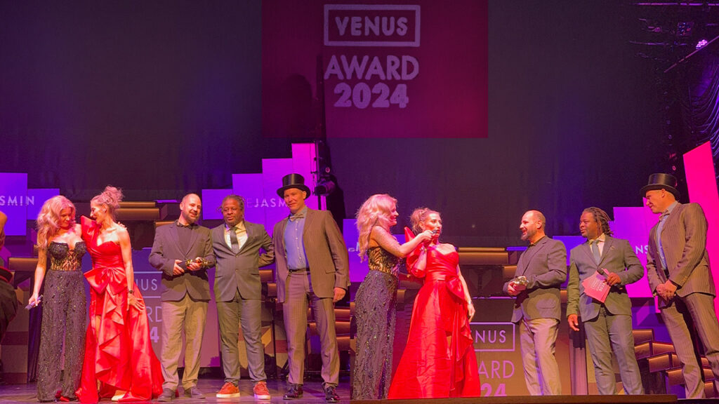 Vikamodels mit Vika Viktoria und Ronny Rosetti auf der Bühne nach der Venus Awards 2024 Verleihung im Wintergarten Varieté Berlin
