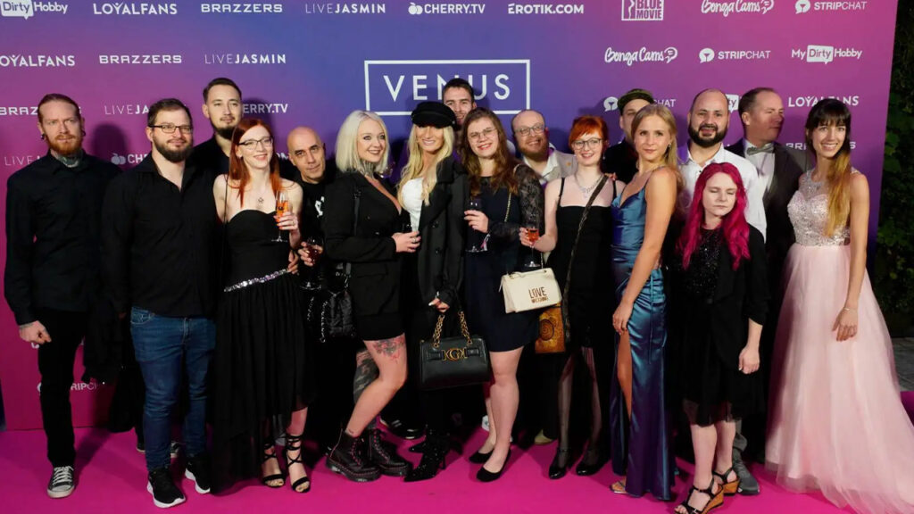 Vikamodels Team auf dem roten Teppich der Venus Awards 2023 Berlin vor der Sponsoren Medienwand