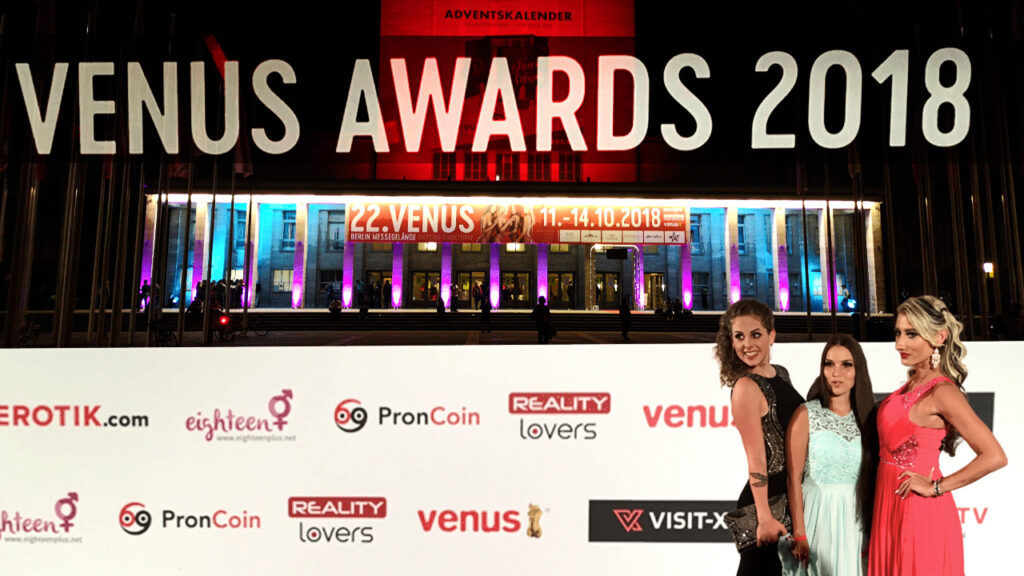 Vika Viktoria mit den Mitnomin­ierten Luna Richter und Gymbunny bei den Venus Awards 2018 in Berlin