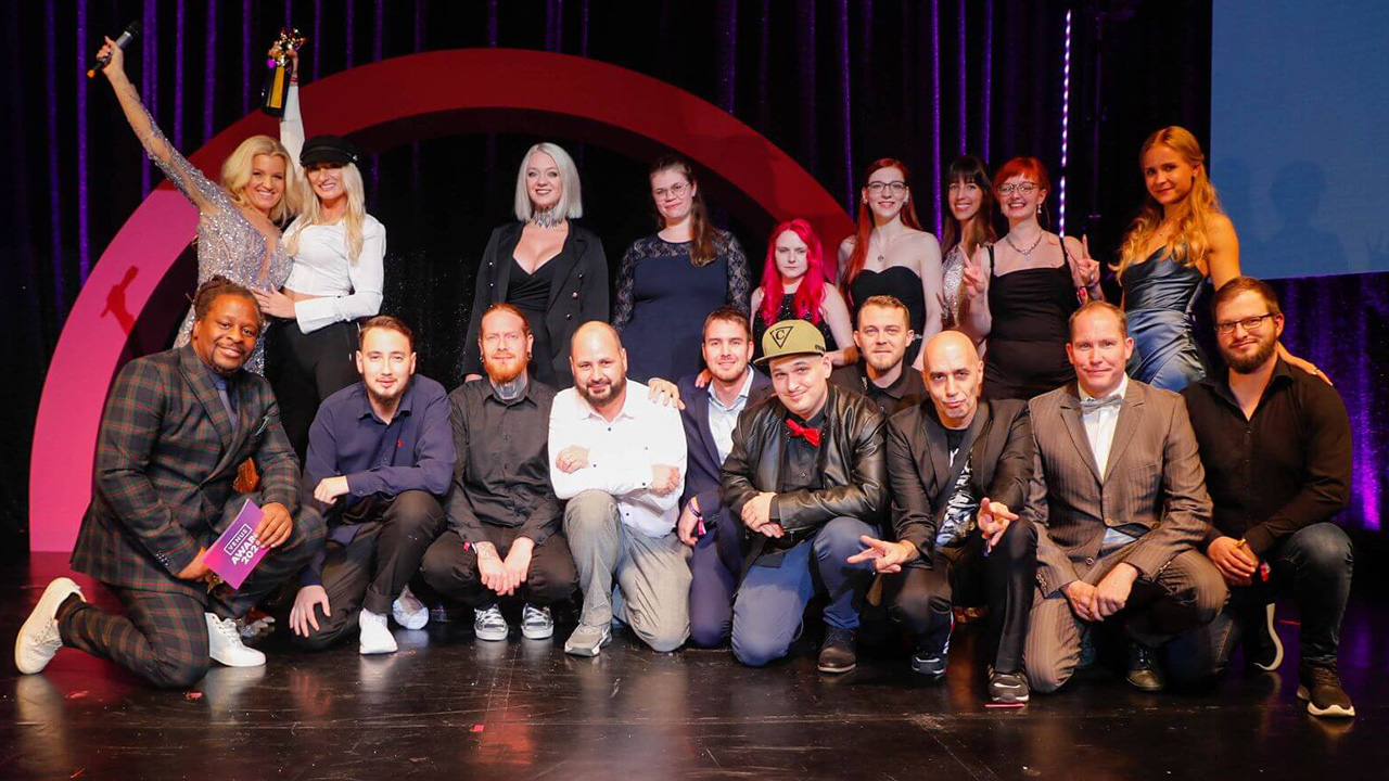 Vikamodels Team mit 17 Personen auf der Bühne bei der Venus Awards 2023 Verleihung im Wintergarten Varieté Berlin