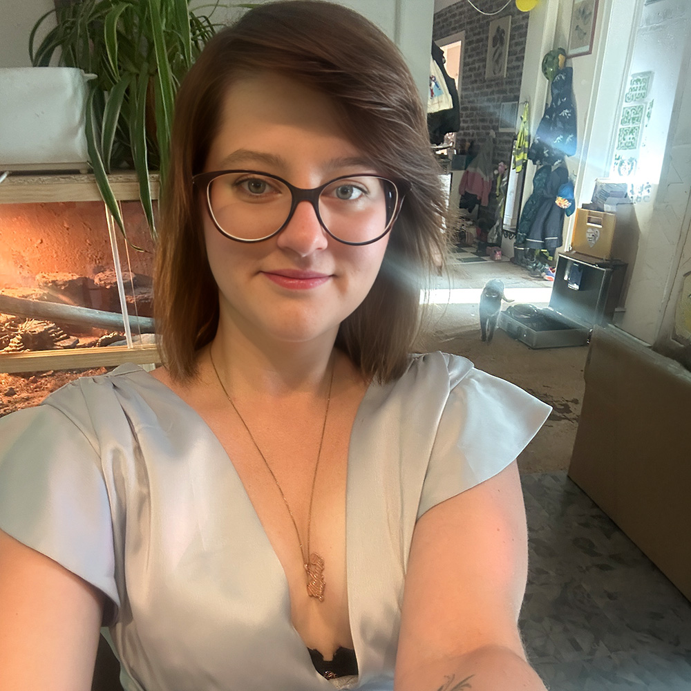 Melanie Sweet – natürliche und sympathische Creatorin mit Brille bei VikaModels