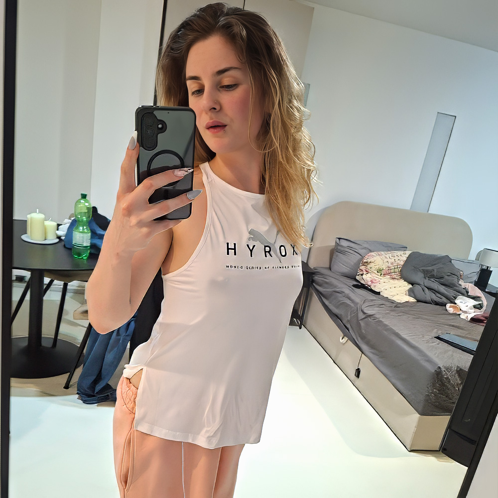 Melly4you in sportlichem Outfit in einer natürlichen Alltagssituation